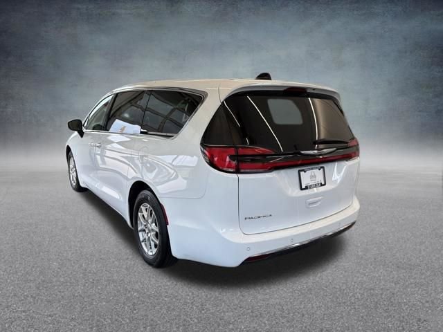 Used 2023 Chrysler Pacifica Touring-L image 8