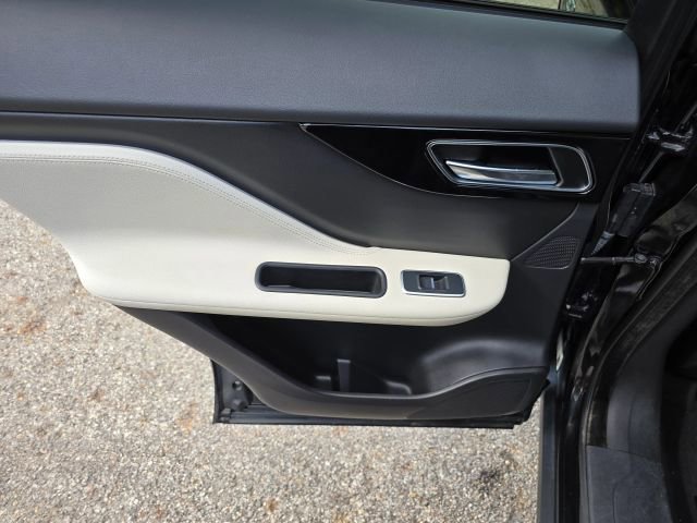 Used 2018 Jaguar F-PACE R-Sport image 17