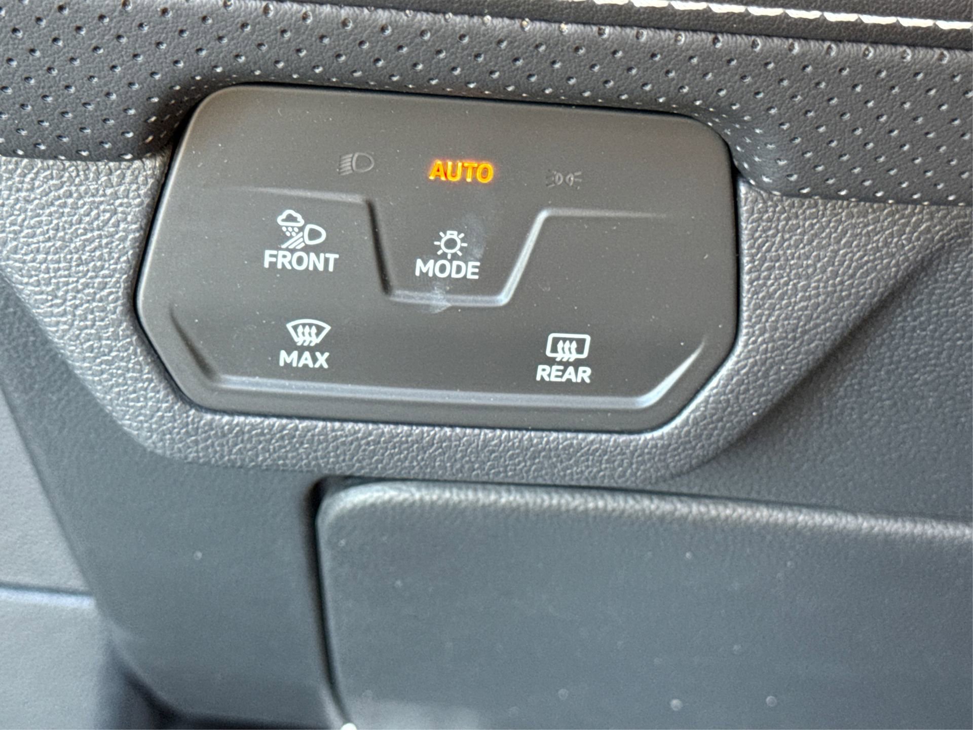 Used 2024 Volkswagen Atlas Cross Sport SE w/ Panoramic Sunroof Package image 23