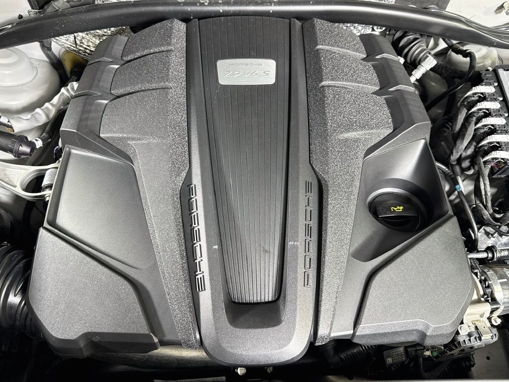 Certified 2023 Porsche Macan S AWD/4WD image 28