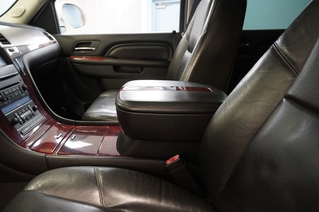 Used 2011 Cadillac Escalade Luxury image 8