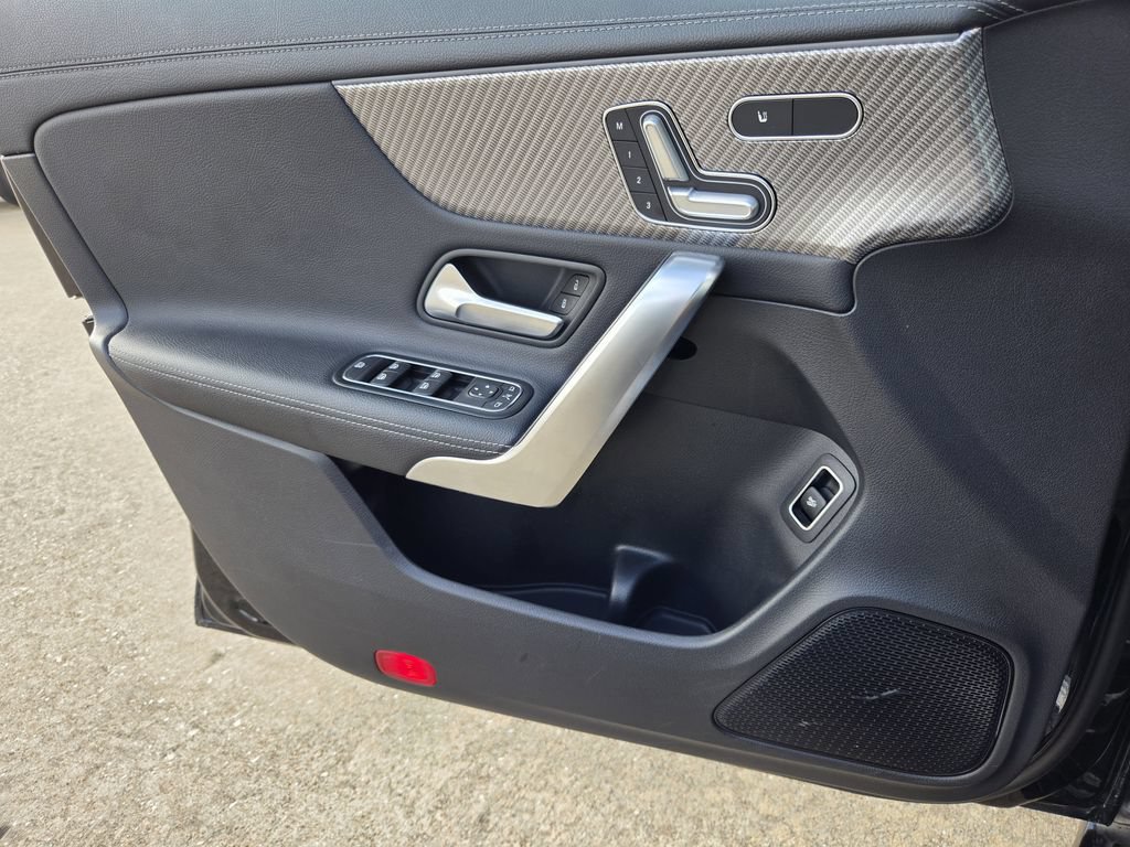 Used 2025 Mercedes-Benz CLA 250 4MATIC w/ Exclusive Package image 25