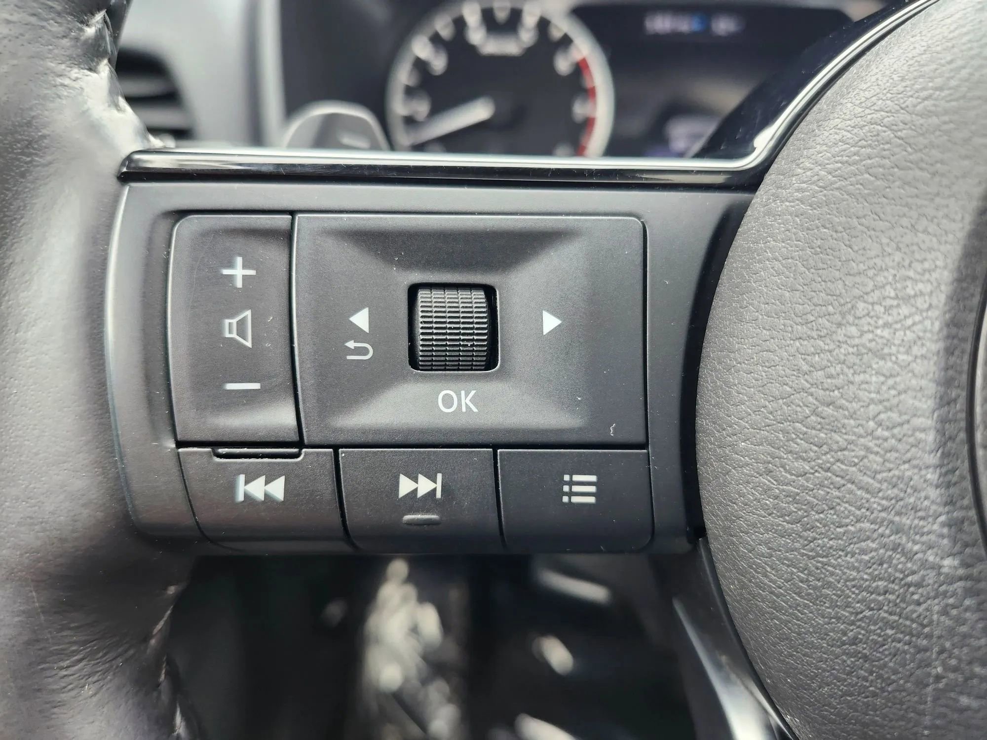 Used 2022 Nissan Rogue SV w/ SV Premium Package image 17