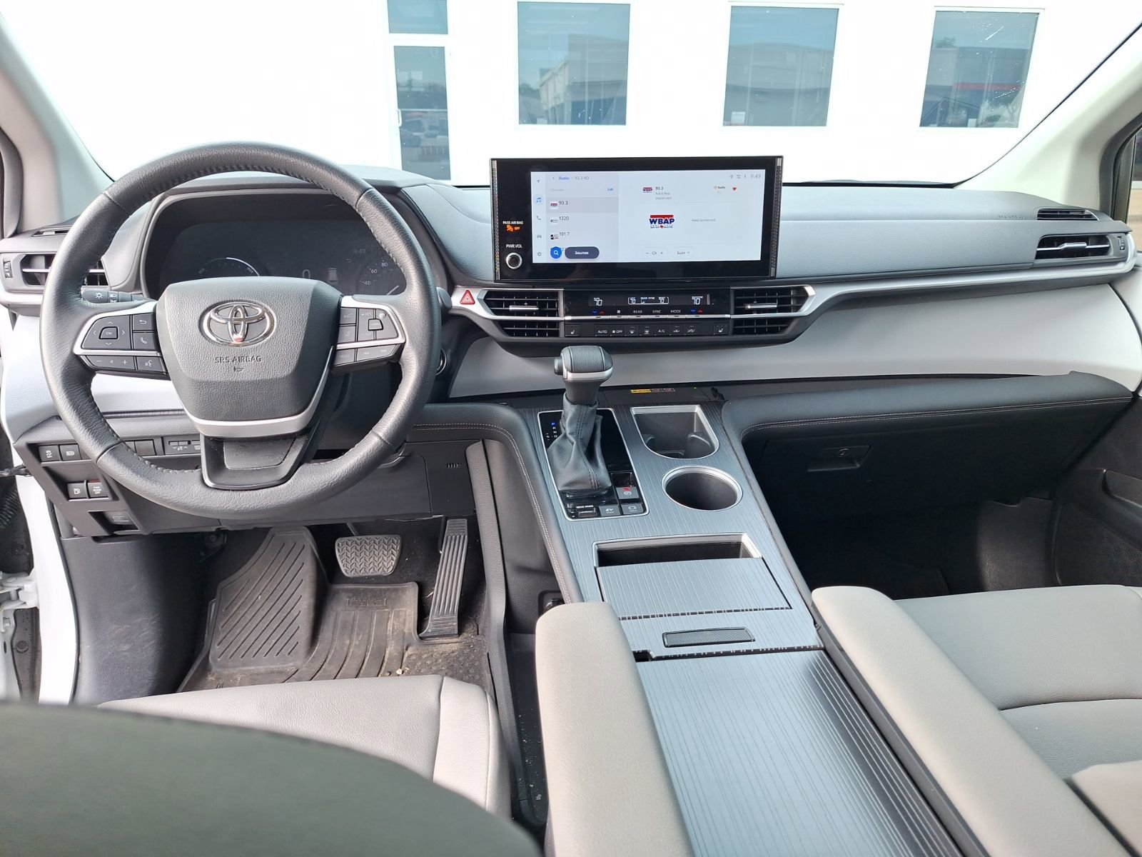 Used 2025 Toyota Sienna XLE image 19