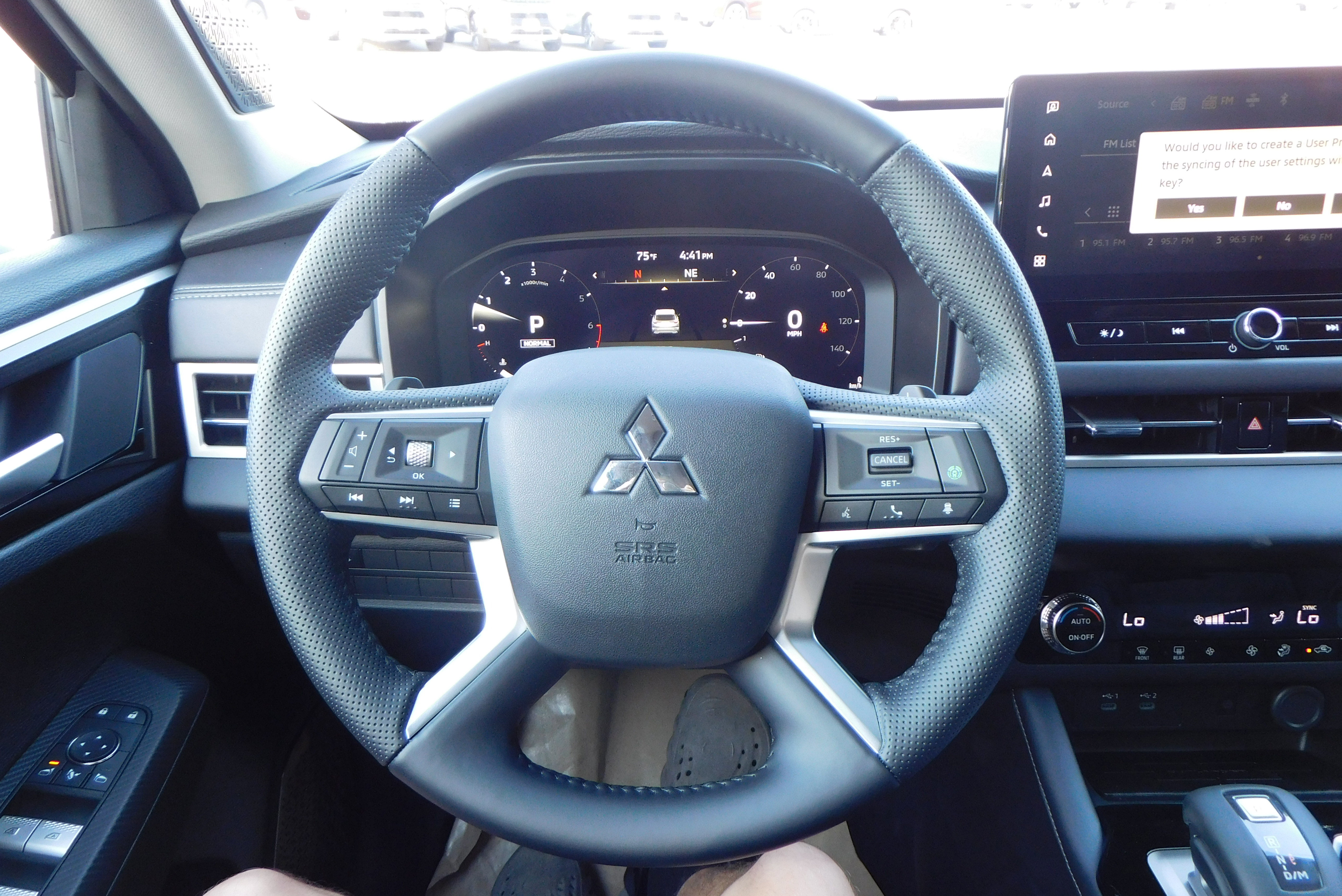 Used 2025 Mitsubishi Outlander SE image 15