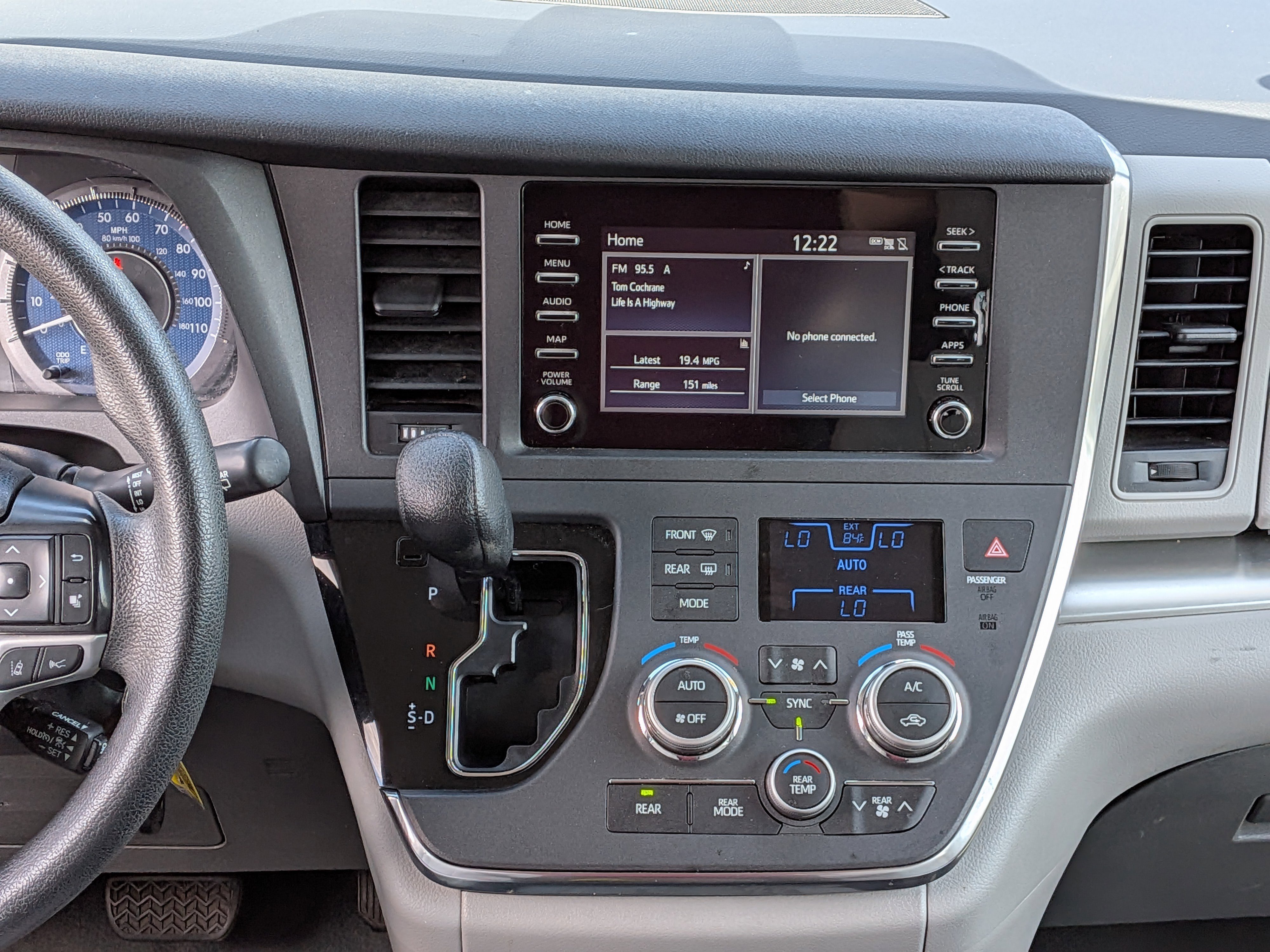 Used 2019 Toyota Sienna L w/ Carpet Mat Package FWD image 3