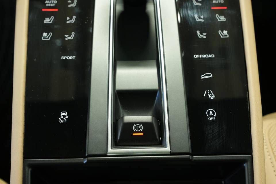 Certified 2026 Porsche Macan AWD/4WD image 22