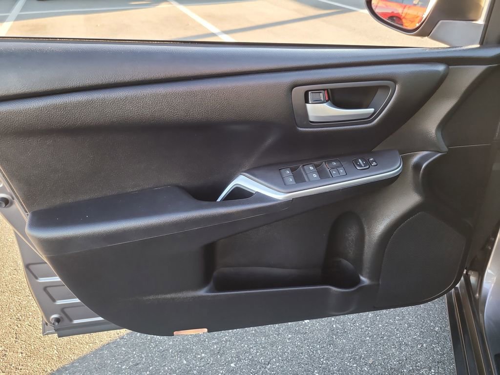 Used 2017 Toyota Camry SE image 13