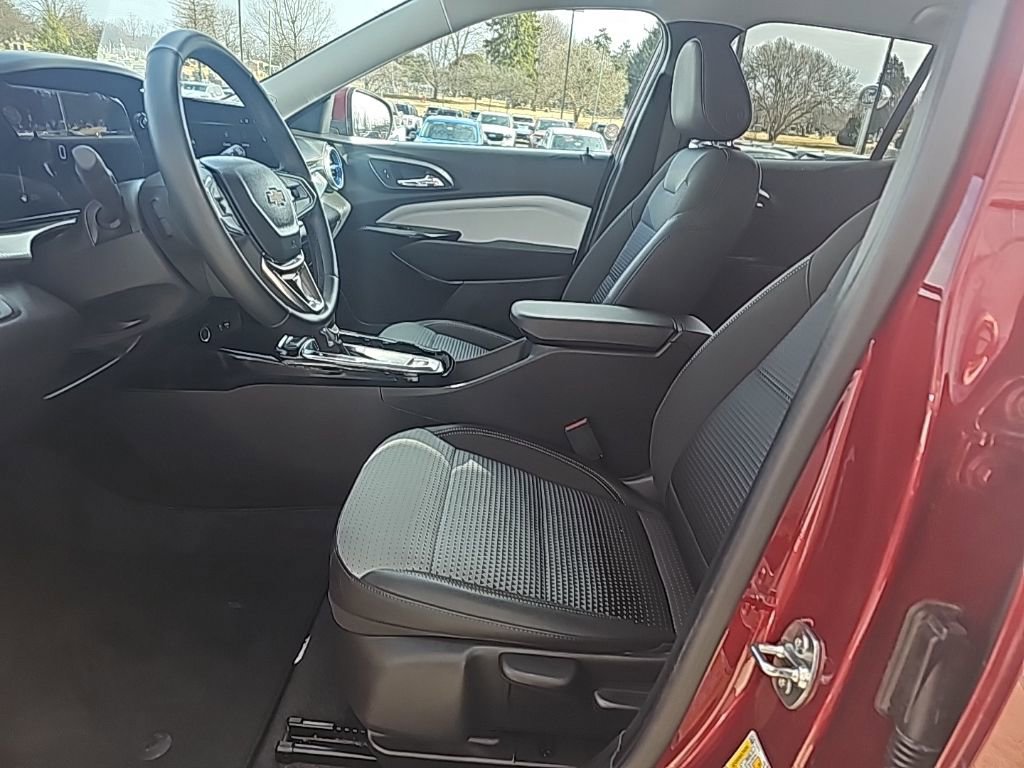 Used 2025 Chevrolet Trax LT w/ LT Convenience Package image 9