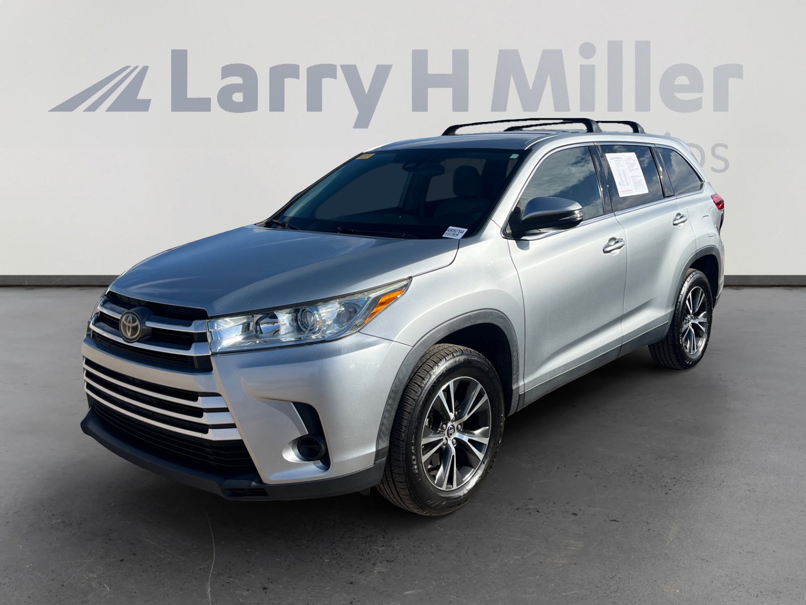 Used 2019 Toyota Highlander LE FWD image 1