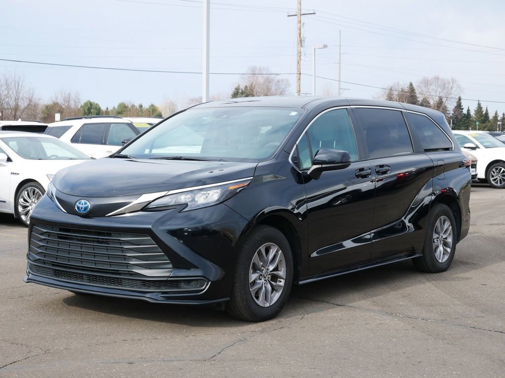 Used 2025 Toyota Sienna LE FWD image 4