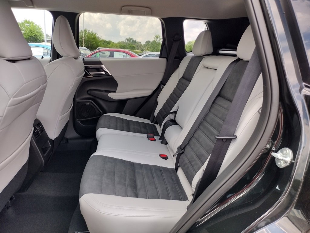 New 2025 Mitsubishi Outlander SE image 8