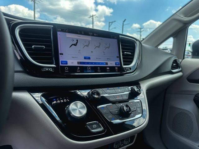 Used 2023 Chrysler Pacifica Touring-L FWD image 18