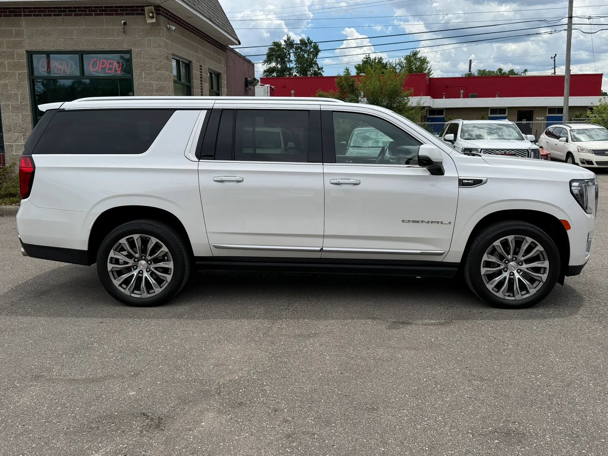 Used 2021 GMC Yukon XL Denali w/ Denali Premium Package AWD/4WD image 6
