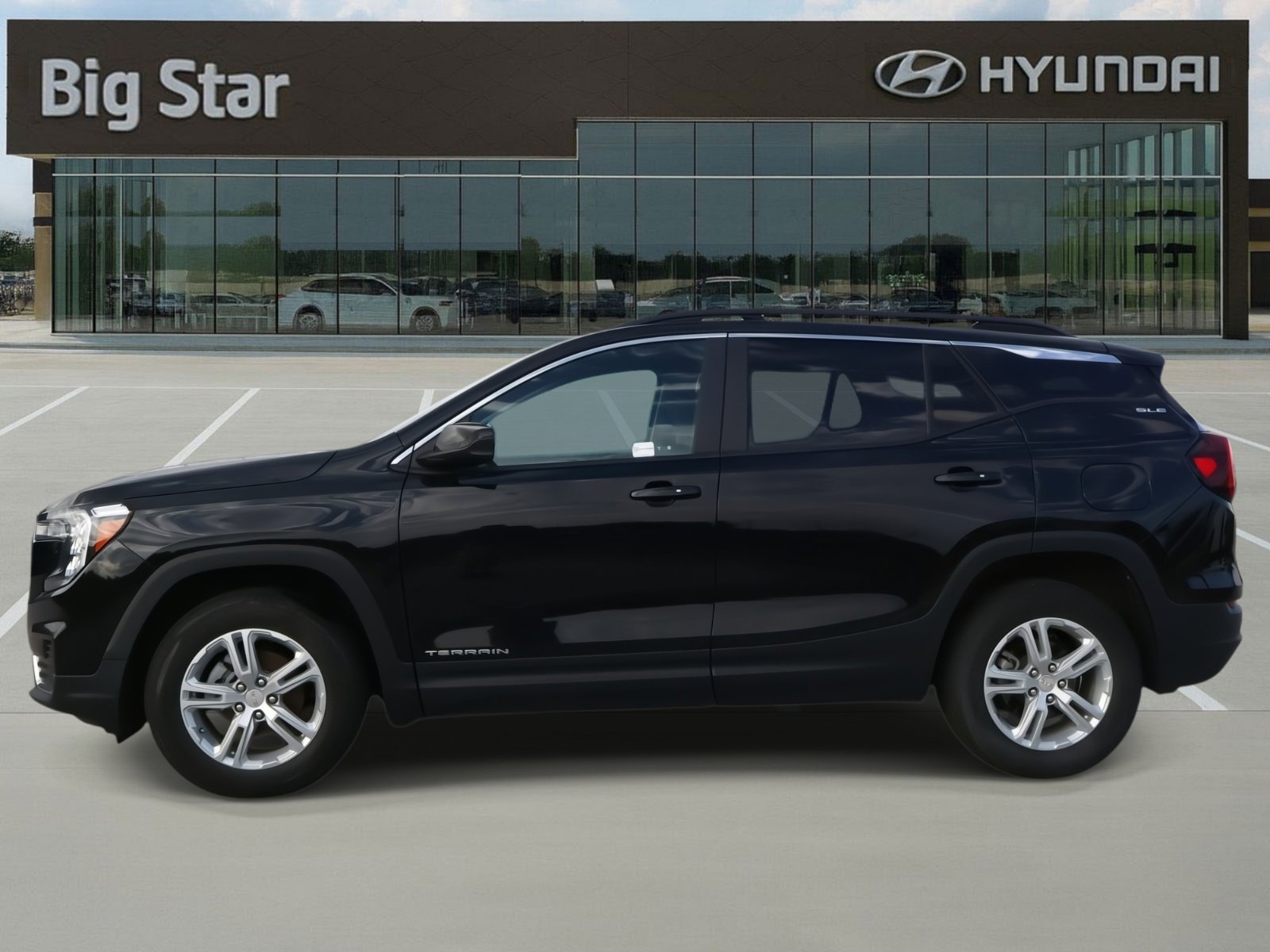 Used 2022 GMC Terrain SLE w/ Driver Convenience Package image 2