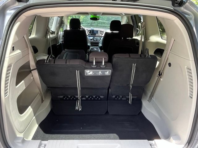 Used 2020 Chrysler Pacifica Touring FWD image 32