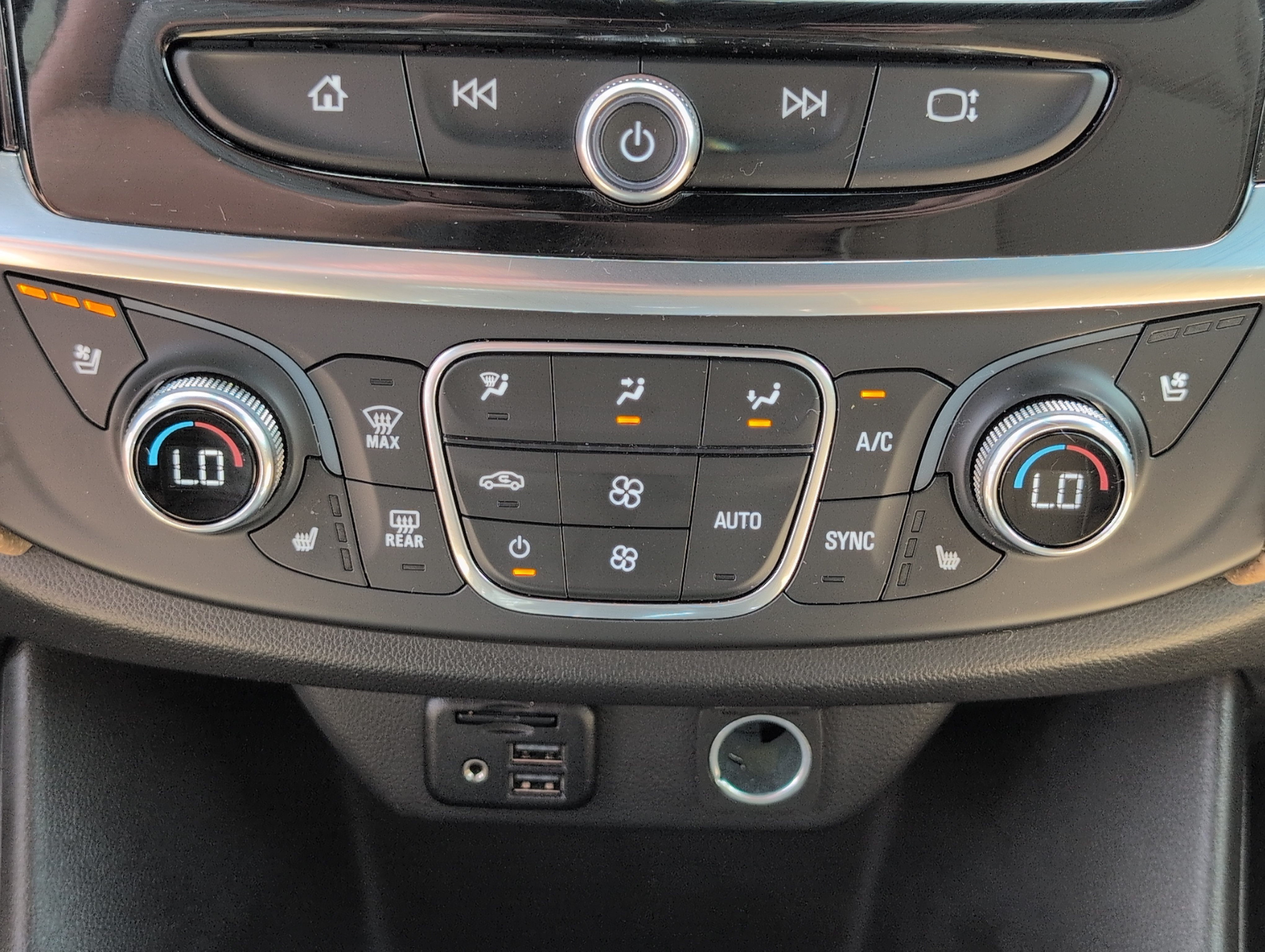 Used 2023 Chevrolet Traverse Premier FWD image 20