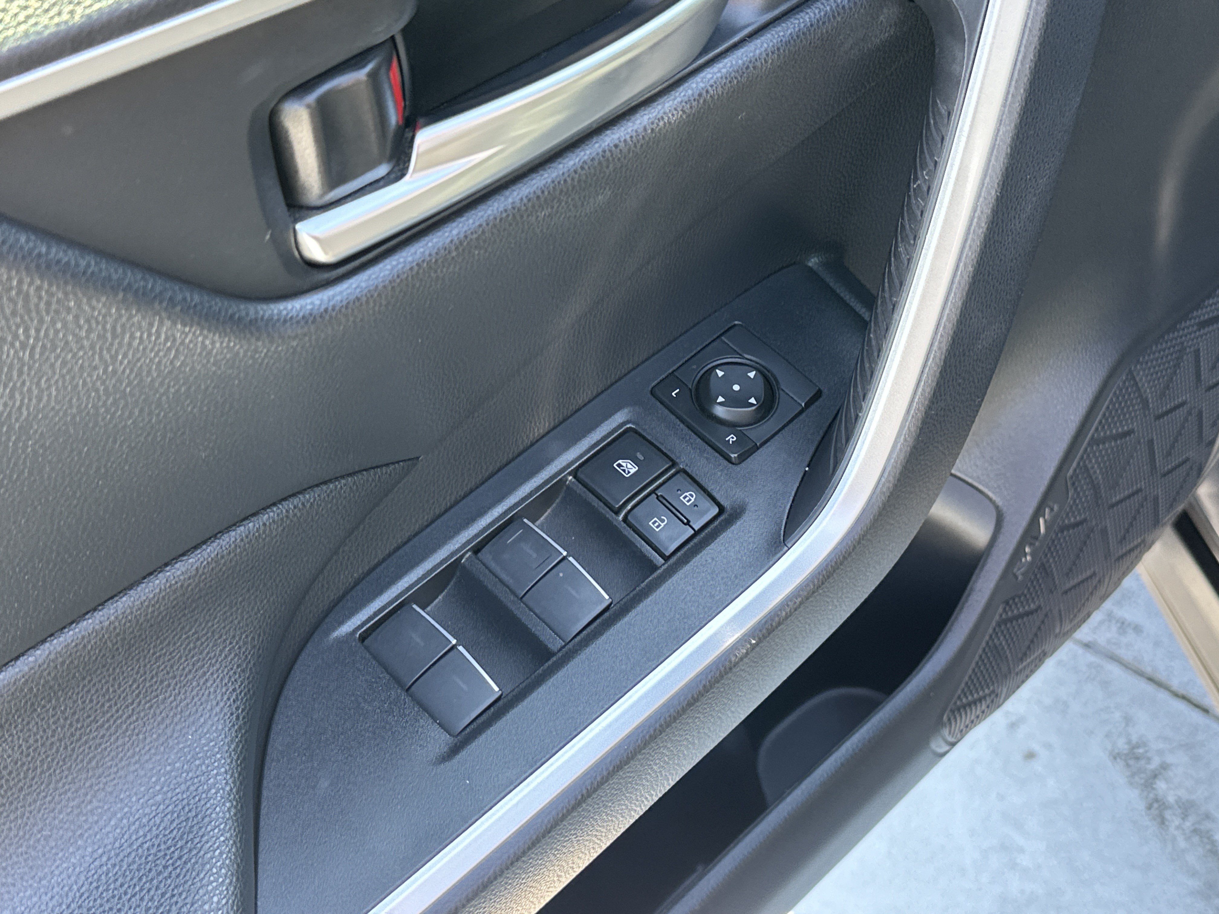 Used 2022 Toyota RAV4 SE w/ SE Grade Weather Package AWD/4WD image 15
