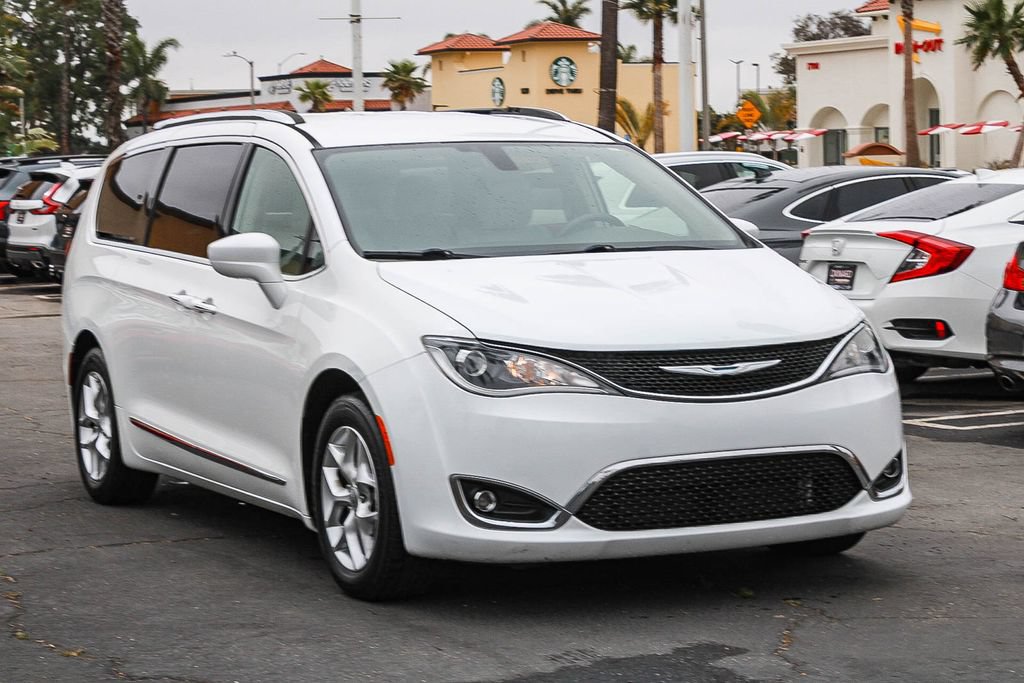 Used 2018 Chrysler Pacifica Touring-L w/ Tire & Wheel Group FWD image 3