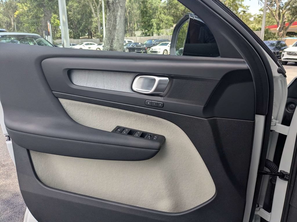 Certified 2026 Volvo XC40 B4 Plus w/ Protection Package Premier FWD image 33