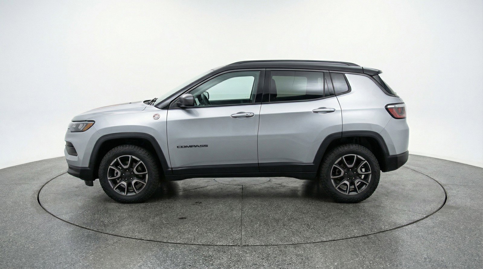 Used 2025 Jeep Compass Trailhawk image 5