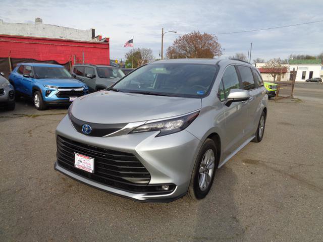 Used 2025 Toyota Sienna XLE w/ XLE Plus Package image 3