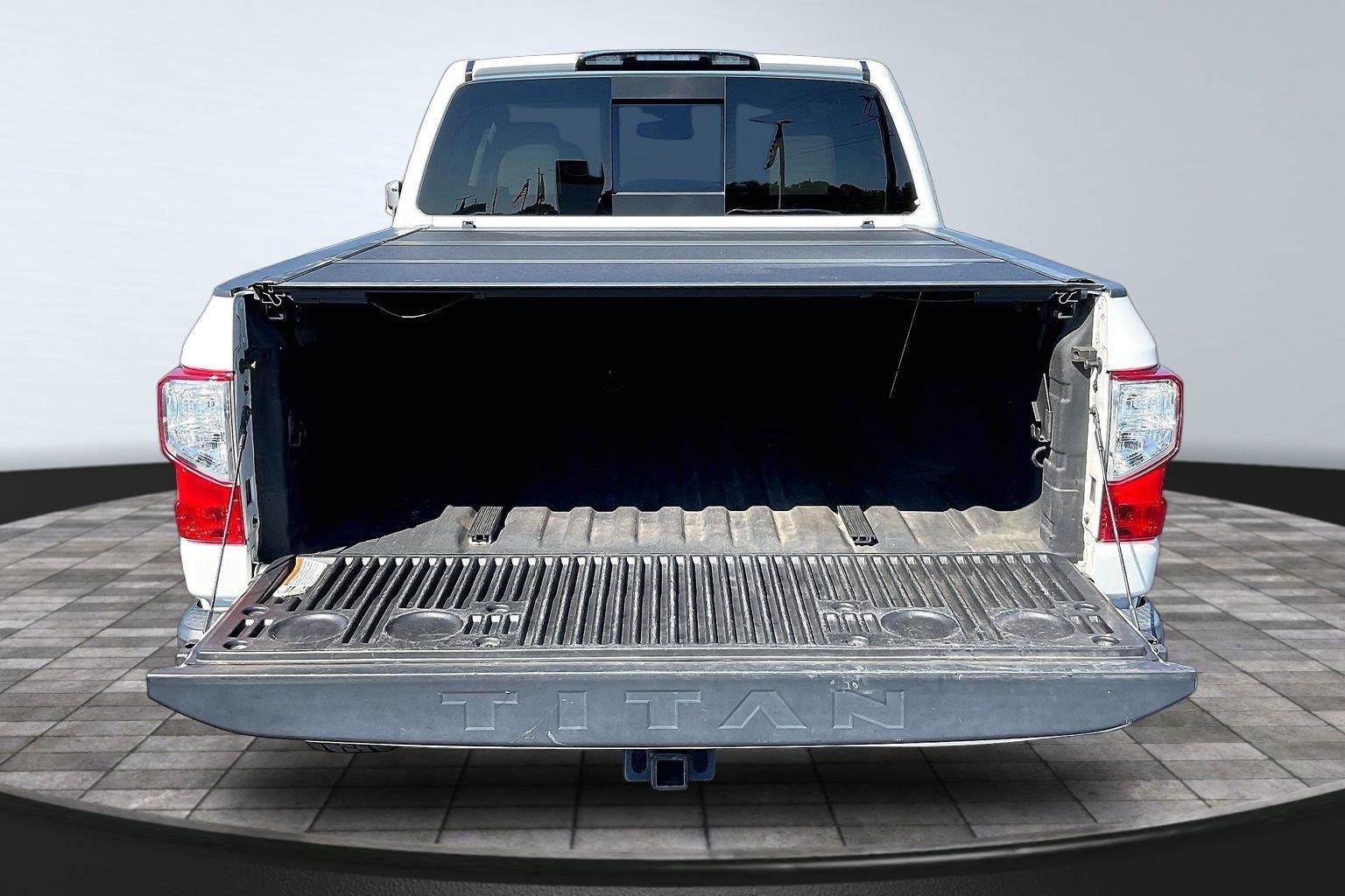 Used 2018 Nissan Titan SL w/ Chrome Package AWD/4WD image 19
