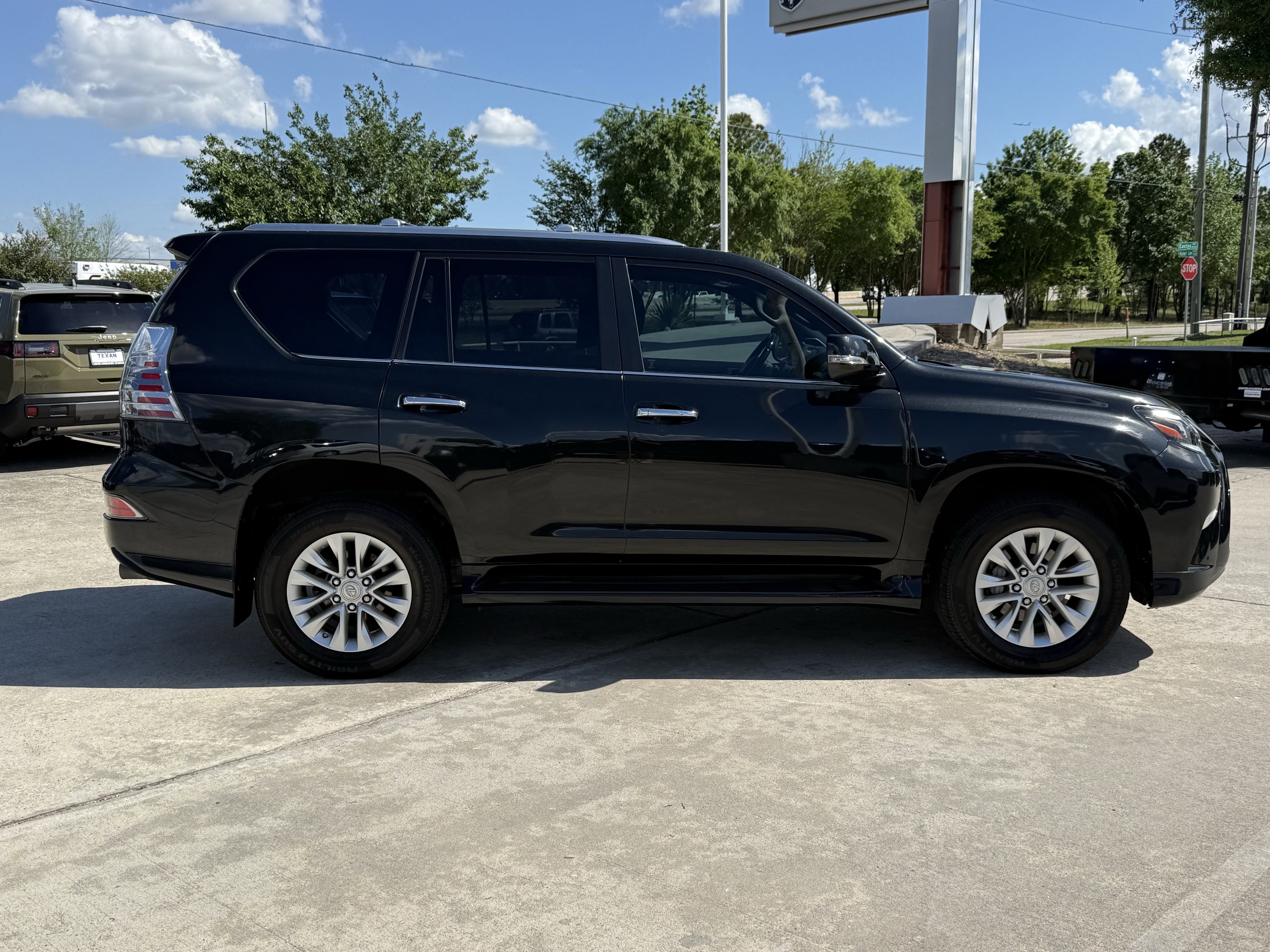 Used 2023 Lexus GX 460 Premium w/ Premium Plus Package image 3