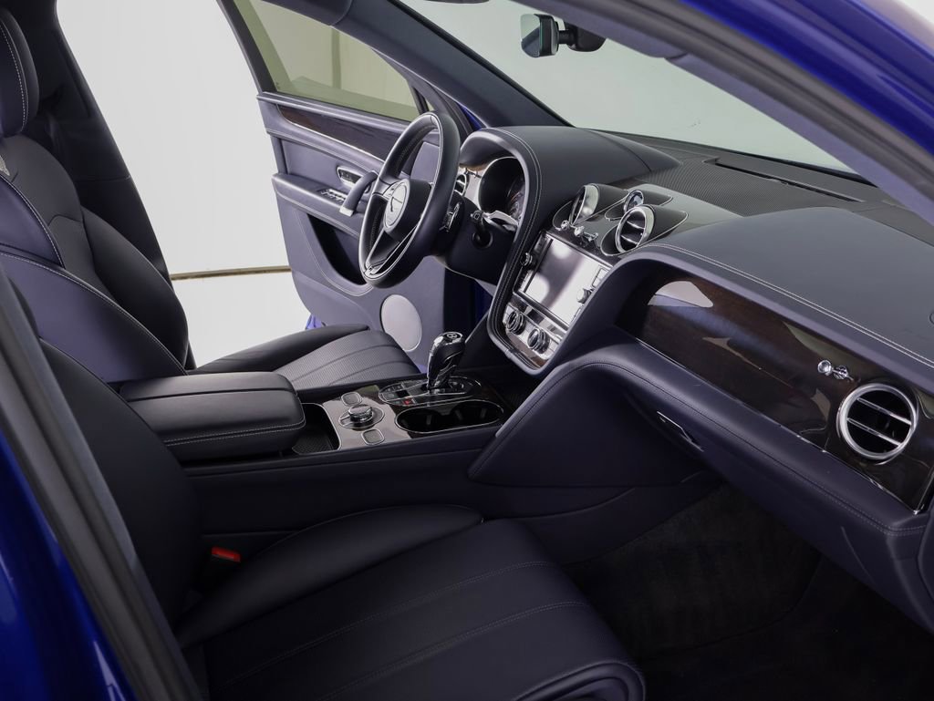 Used 2019 Bentley Bentayga image 32