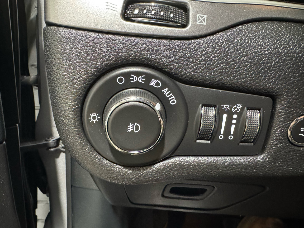 Used 2019 Jeep Cherokee Latitude Plus w/ Comfort/Convenience Group image 16