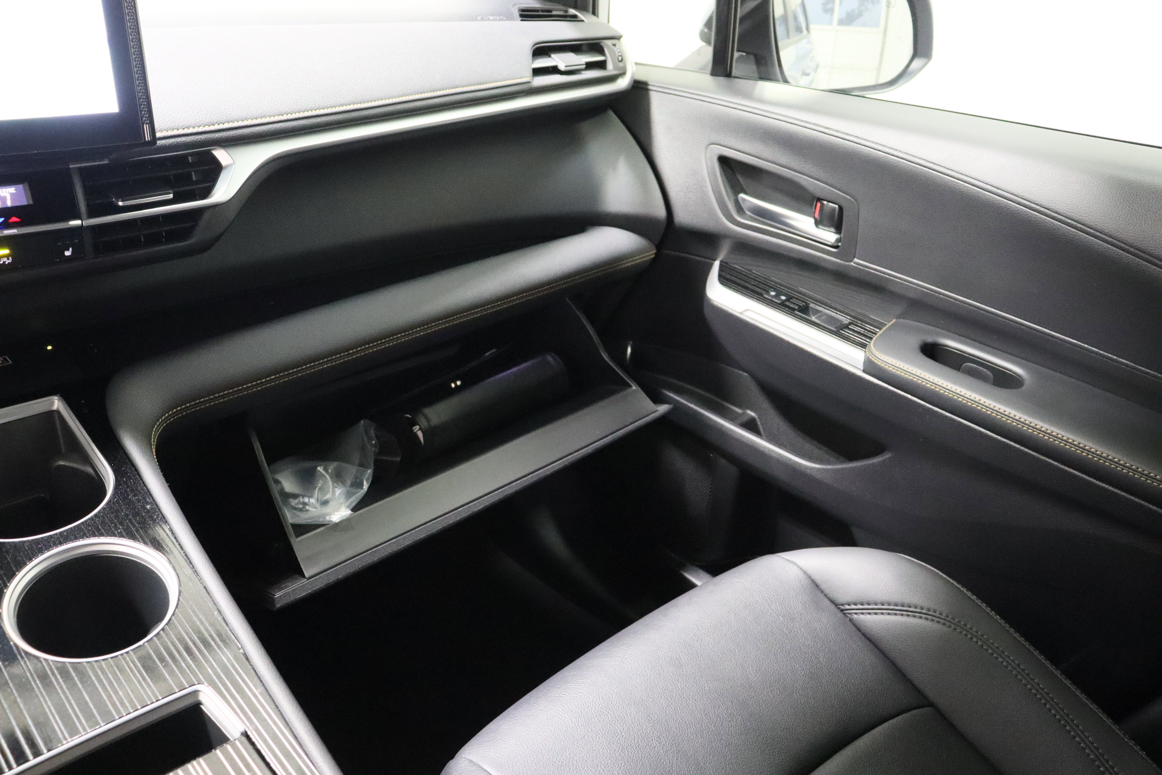 Used 2025 Toyota Sienna XLE Woodland Edition image 25