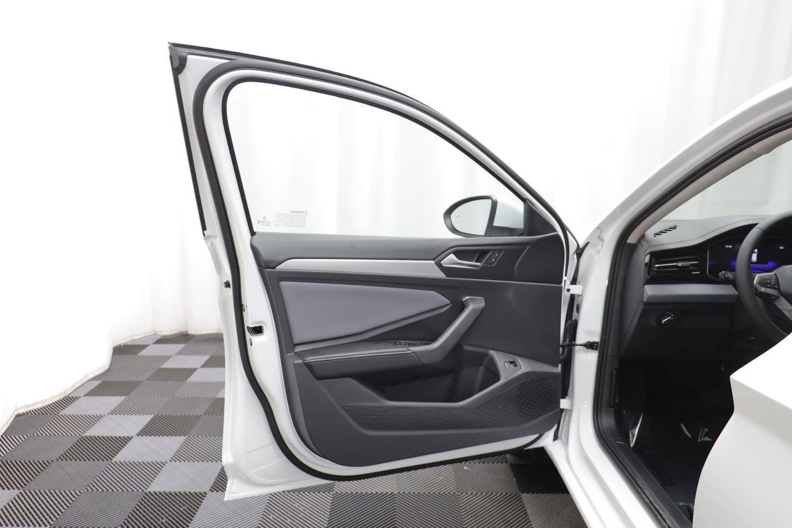 New 2026 Volkswagen Jetta SE image 4