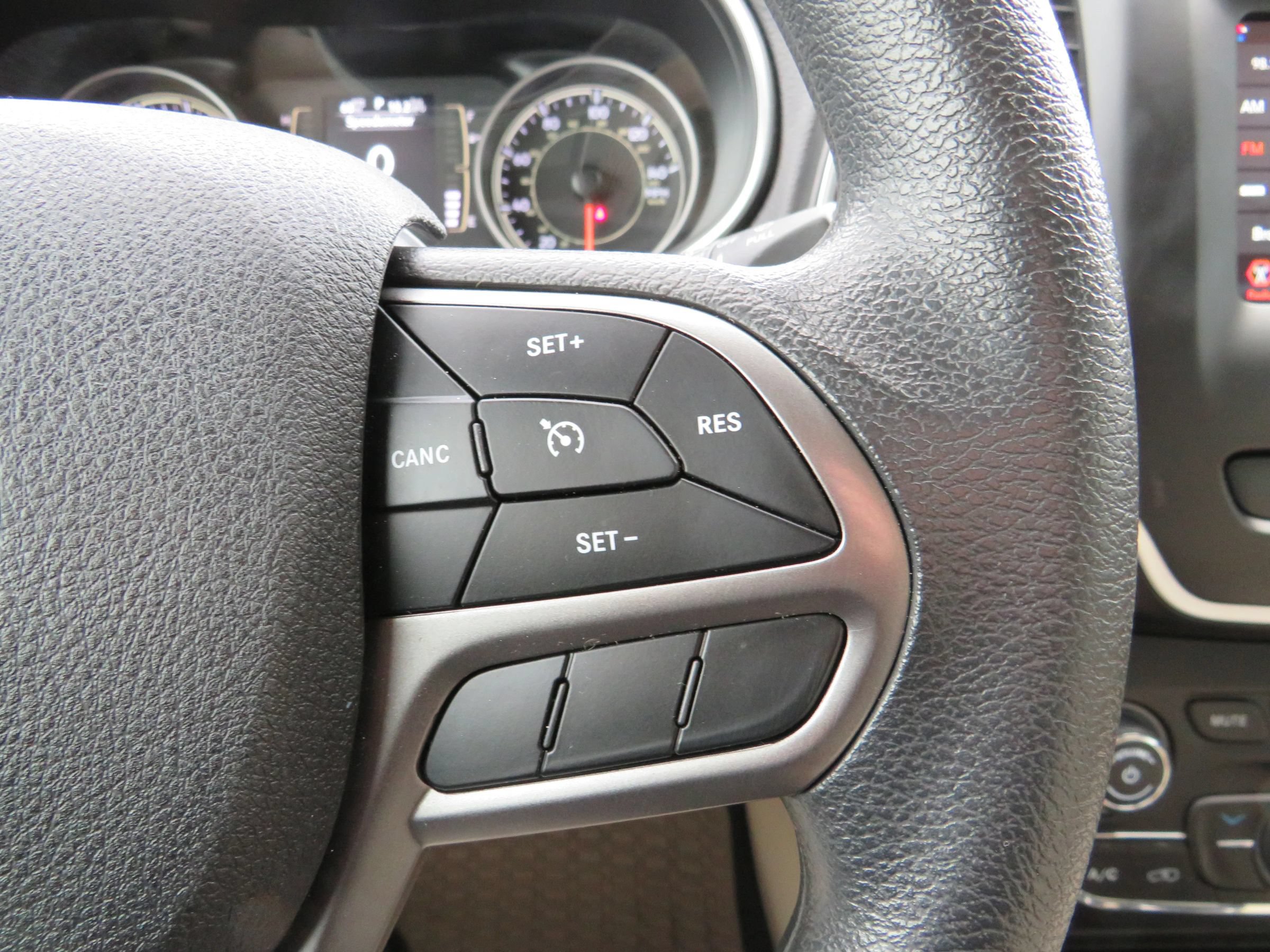 Used 2019 Jeep Cherokee Latitude w/ Popular Appearance Group FWD image 17