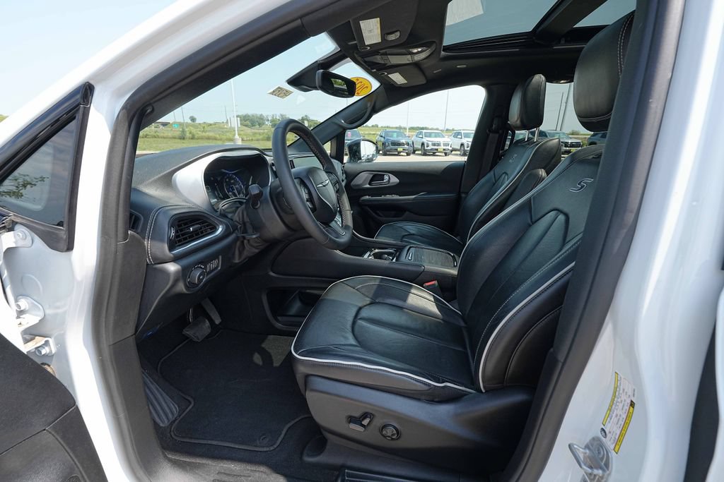 Used 2025 Chrysler Pacifica Limited FWD image 16