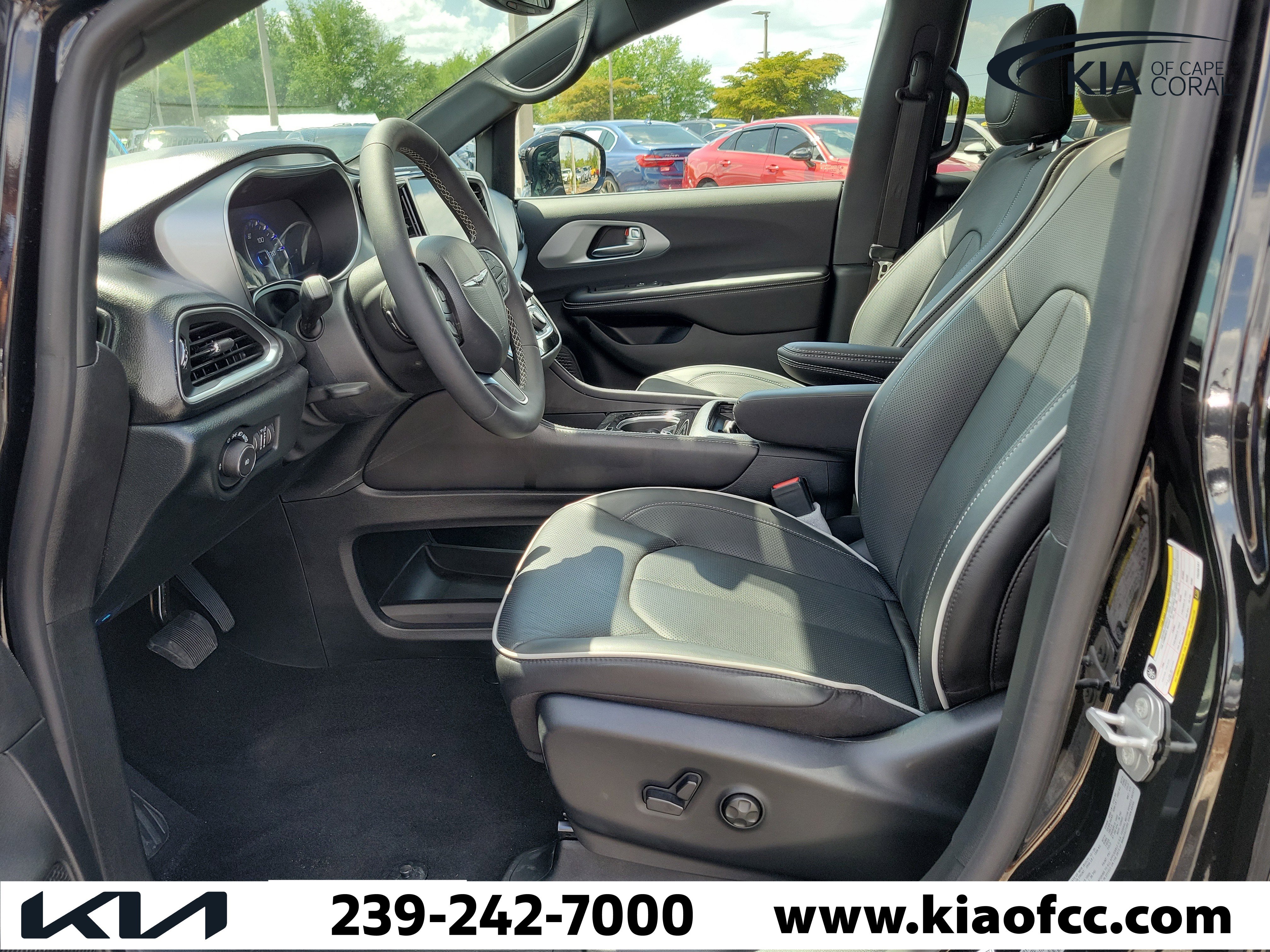Used 2026 Chrysler Pacifica Limited image 23