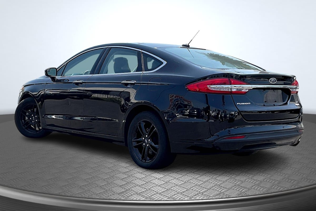 Used 2018 Ford Fusion SE w/ Fusion SE Technology Package FWD image 2