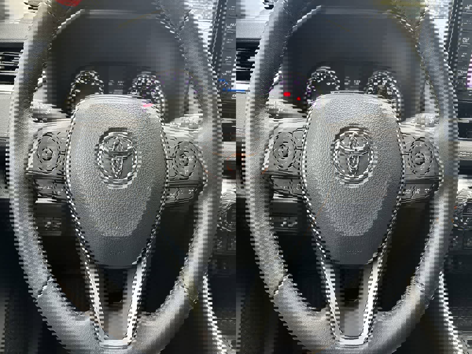 Used 2022 Toyota RAV4 XLE image 10