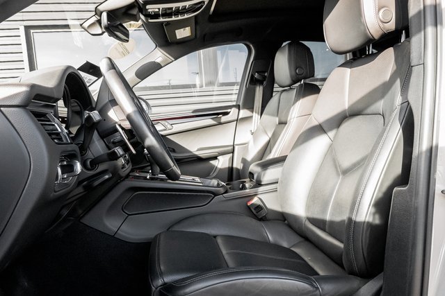 Used 2022 Porsche Macan w/ Premium Package Plus image 12