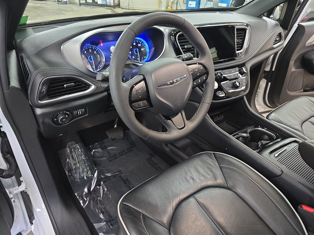 Certified 2025 Chrysler Pacifica Limited FWD image 18