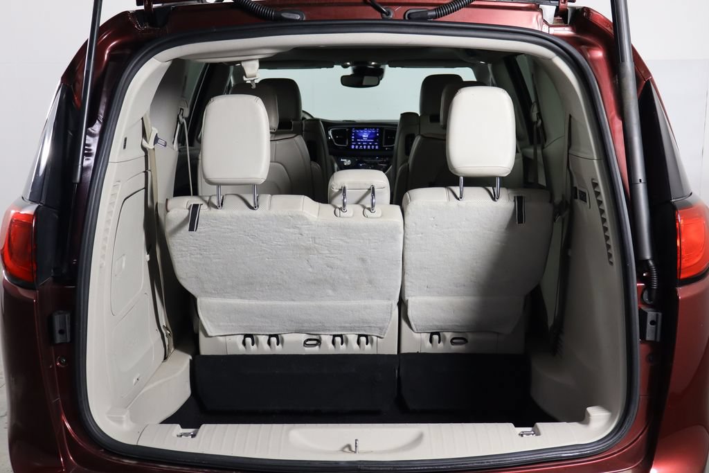 Used 2017 Chrysler Pacifica Limited w/ UConnect Theater Package FWD image 17