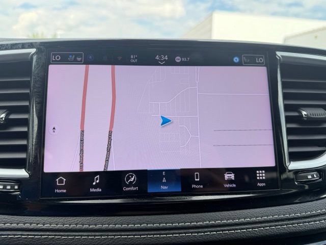 Used 2025 Chrysler Pacifica Limited FWD image 26