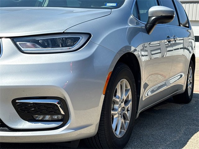 Used 2023 Chrysler Pacifica Touring-L image 7