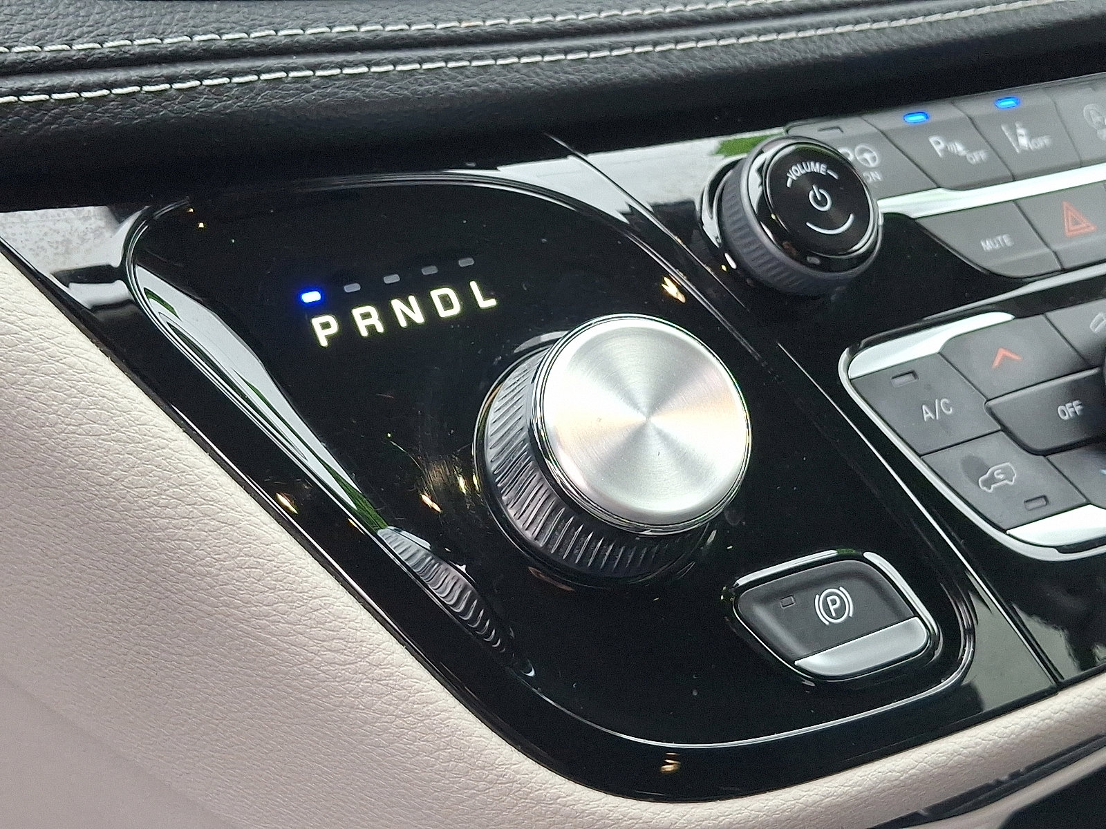 Certified 2023 Chrysler Pacifica Touring-L image 15