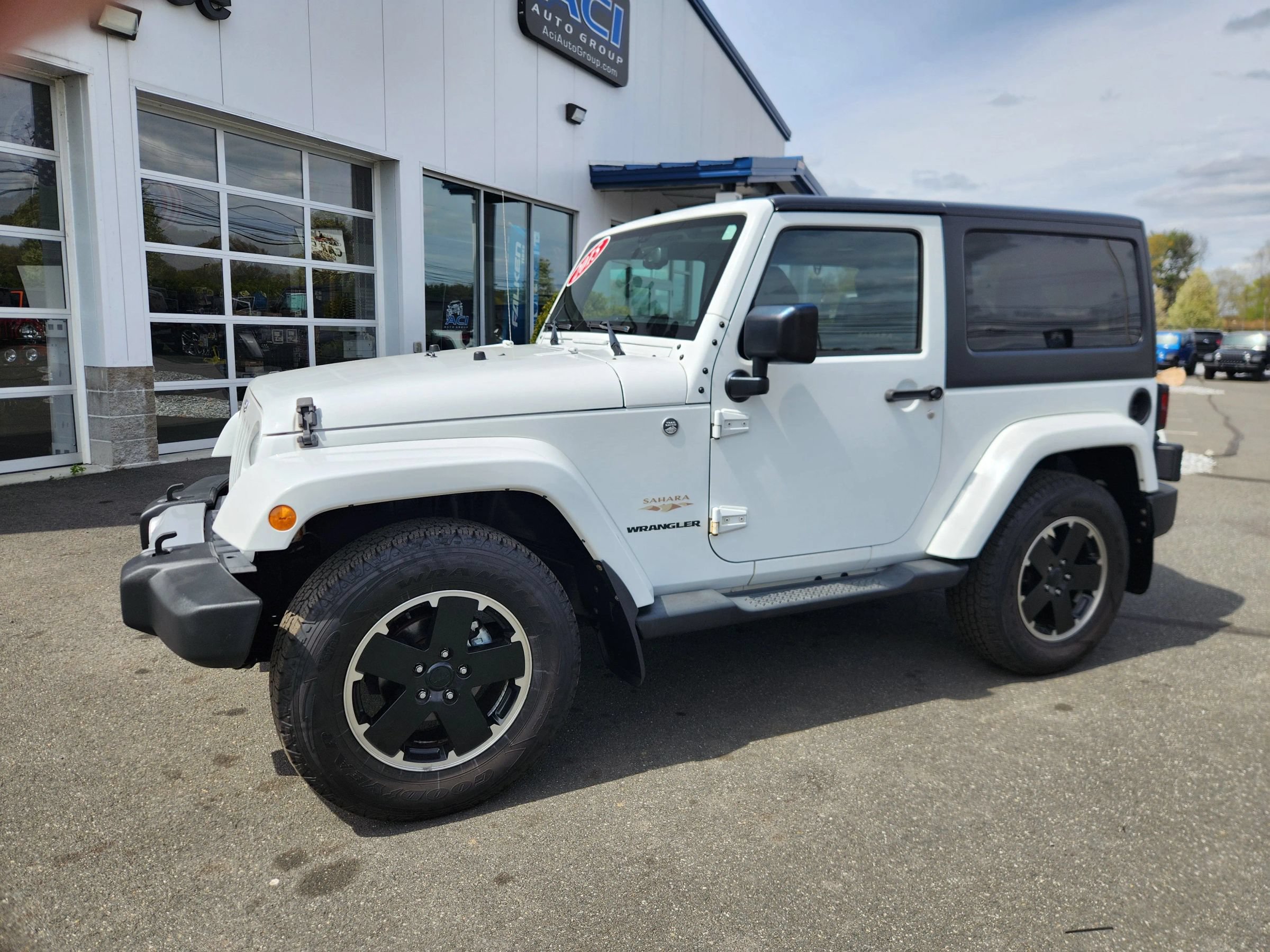 Used 2015 Jeep Wrangler Sahara w/ Dual Top Group AWD/4WD image 7
