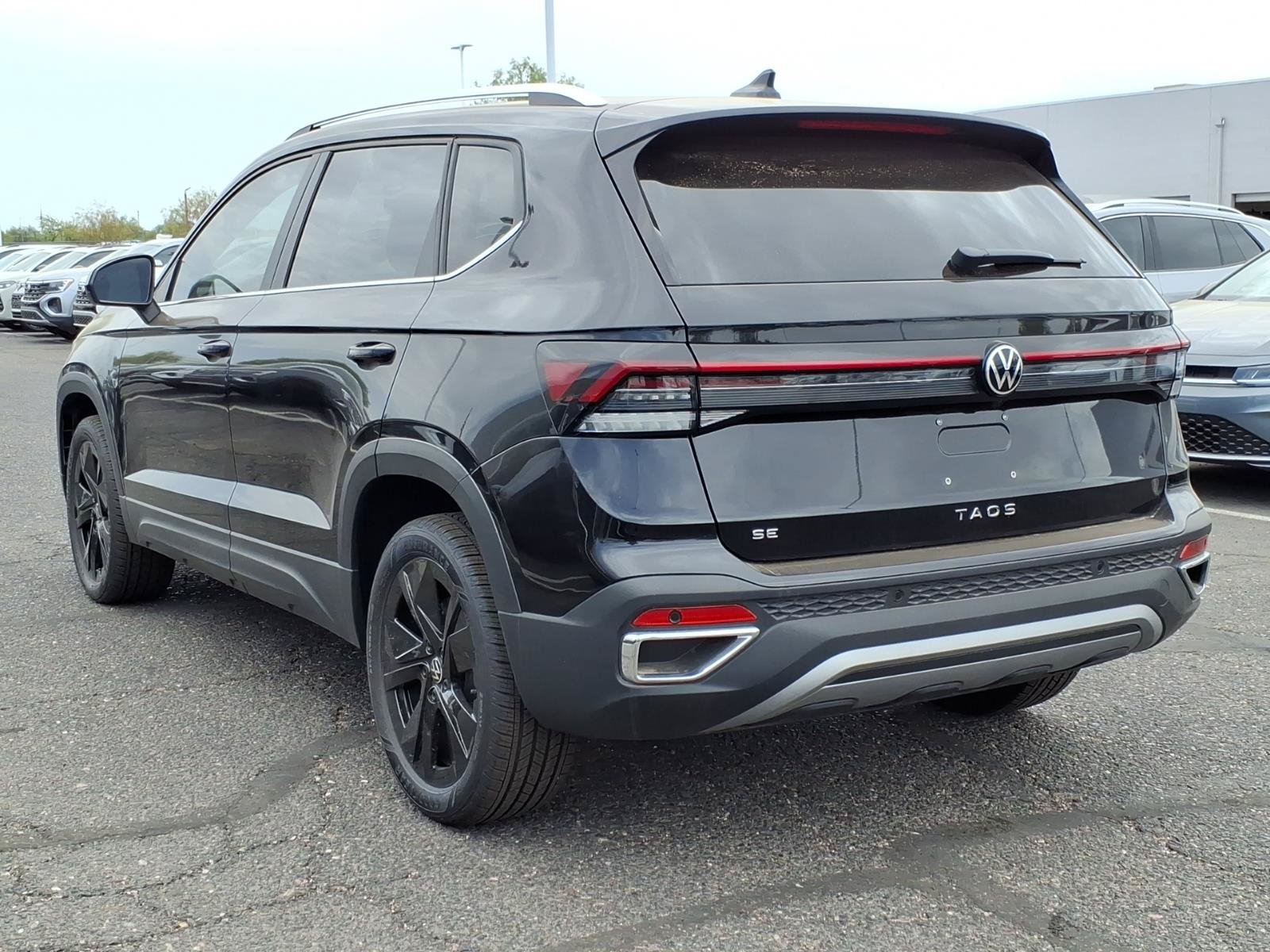 New 2026 Volkswagen Taos SE FWD image 4