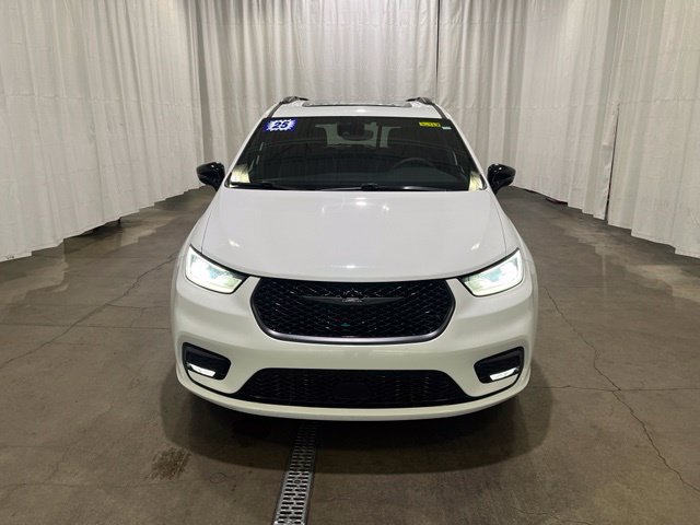 Used 2025 Chrysler Pacifica Limited FWD image 9
