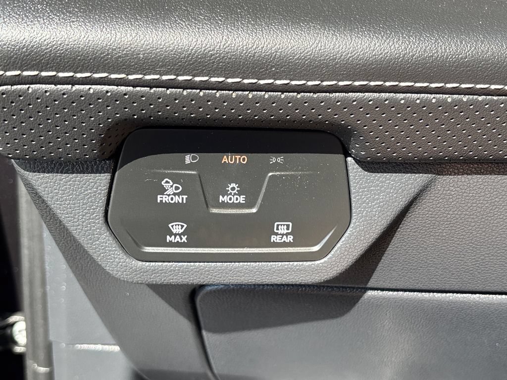 Used 2025 Volkswagen Atlas SE AWD/4WD image 11
