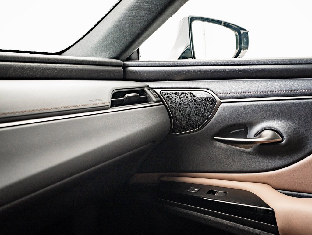 Certified 2025 Lexus ES 300h w/ Luxury Package image 39