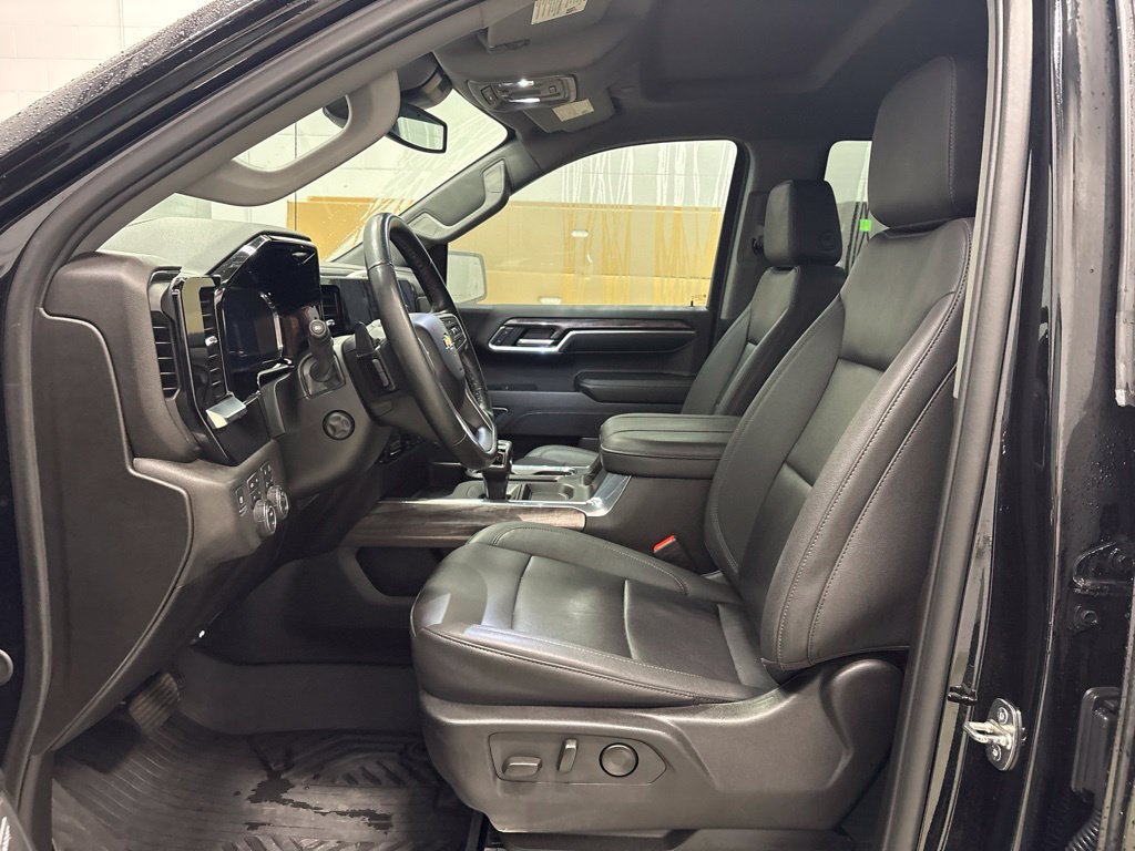 Used 2024 Chevrolet Silverado 1500 LTZ AWD/4WD image 17