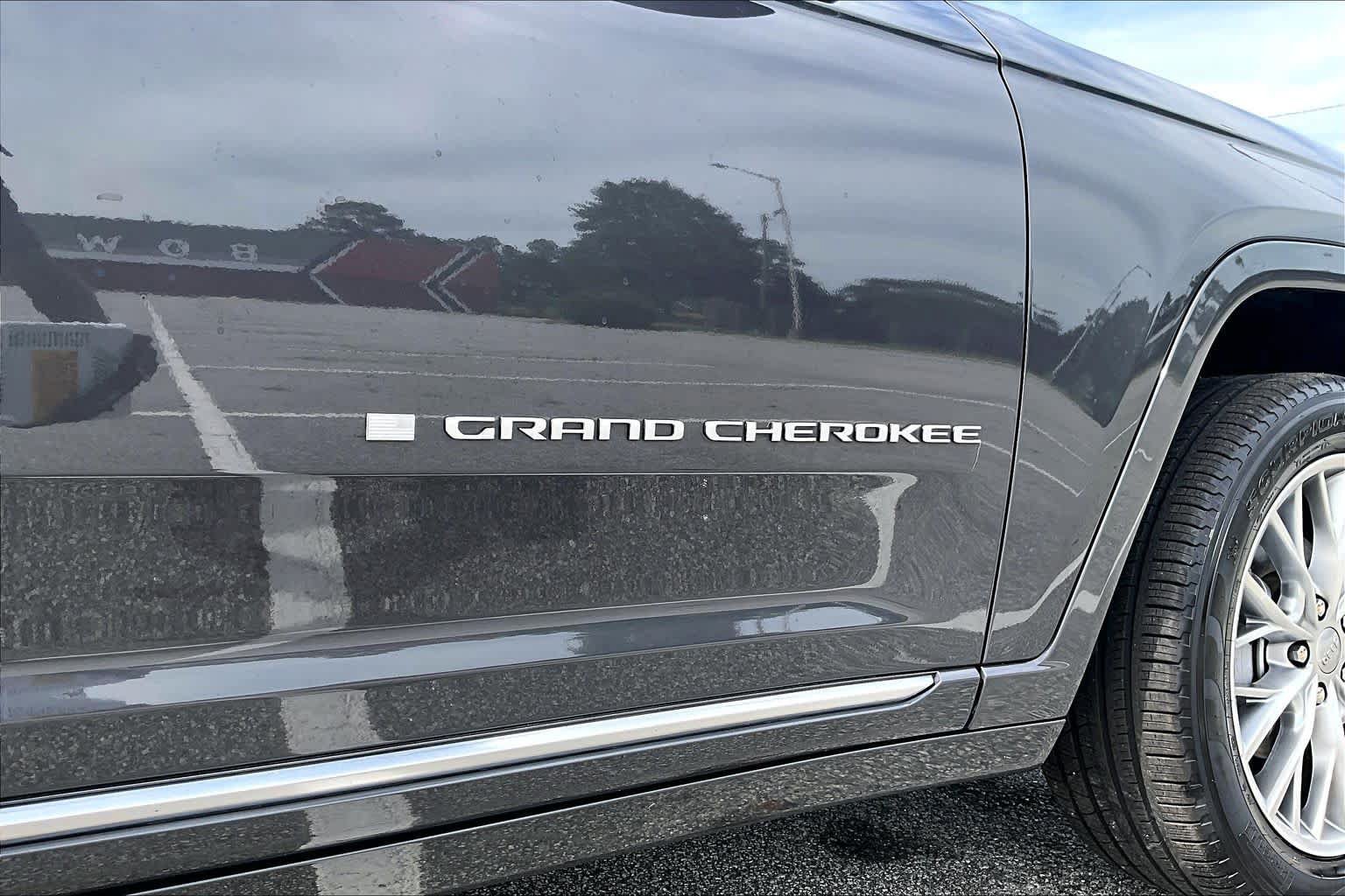 Used 2025 Jeep Grand Cherokee Summit AWD/4WD image 31